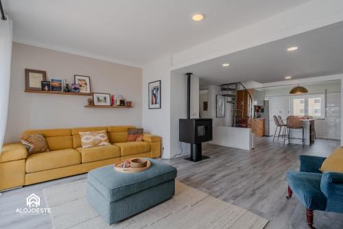 Praia de Santa Cruz Apartamento | Seaside Santa Cruz- Beachfront Apt 3 BDR with BBQ