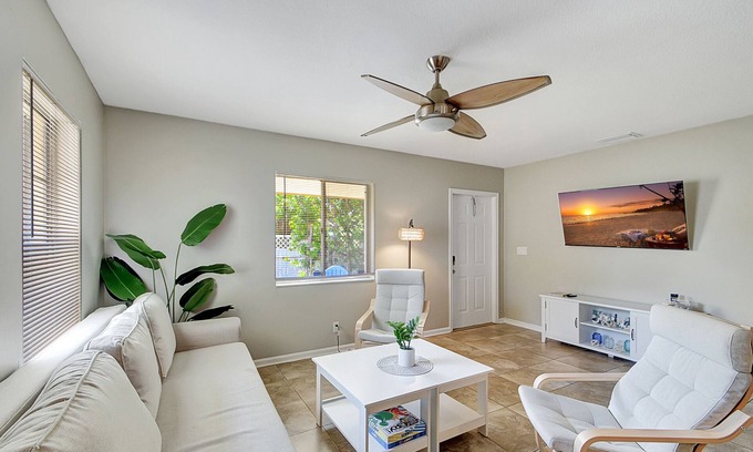 Lantana Casa | Seaside Serenity: 2BR, Walk to Beach & Restaurants!