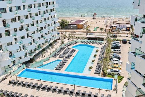 Mamaia-Sat Apartamento | Seaside Serenity Apartment in Infinity Beach Resort - parking