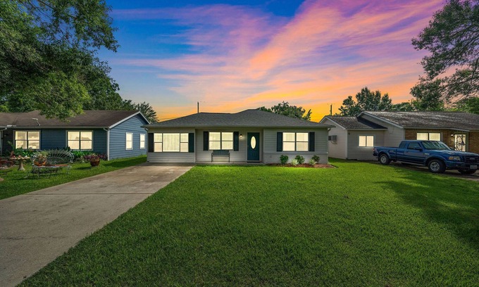 Bay Front To La Porte Casa | Getaway Near Sylvan Beach with Game room and work area Comcast wifi!