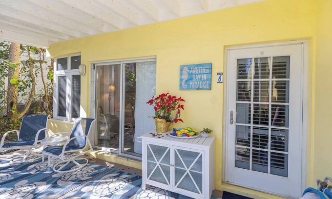 Jog Road Condominio | Seaside Serenity: Chic 1-Bed/2-Bath on A1A