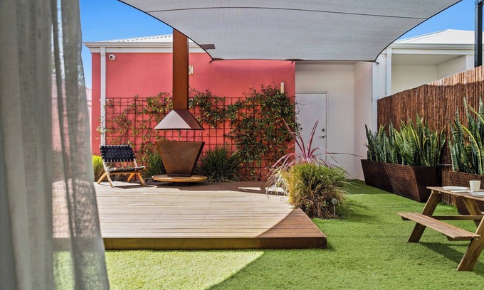 Halls Head Casa | Luxury 3x2, sleeps 8, firepit, on beach, opposite cafe, pet & family friendly