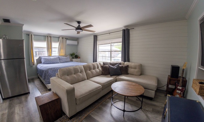 Wright Apartamento | Seaside Studio: Spacious Retreat