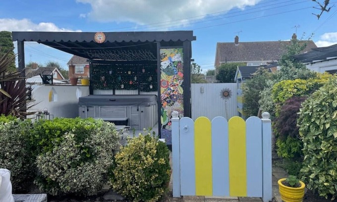 New Romney Cabina | Seaside themed self contained cabin, hot tub & Bbq