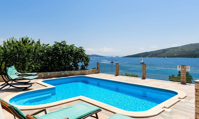 Poljica Villa | Villa junto al mar, rodeada de bosque de pinos con una gran piscina climatizada de 34 m2.