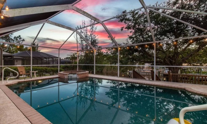 Trafalgar Casa | Seaside Villa with Heated Pool & Jacuzzi Sleeps 8