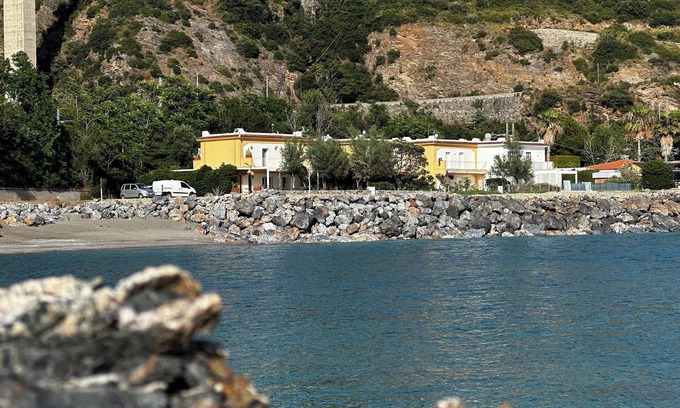 Bonifati Villa | Villa junto al Mar con Amplio Jardín Privado