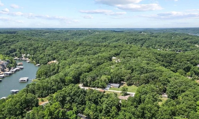 Camdenton Casa | seasonal lake view it is conveniently located close to Camdenton and surrounding