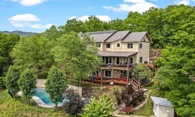 Bryson City Cabina | Seasonal POOL cabin, 5 min to DT, hot tub, arcade&game rm, exercise&movie rm