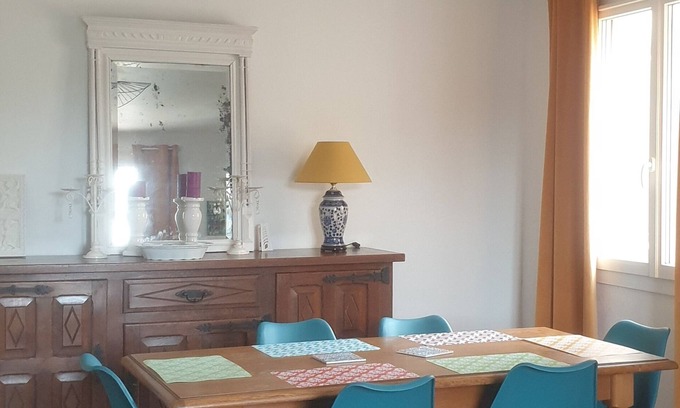 Salin-de-Giraud Apartamento | Seasonal rental apartment between pool and sea.