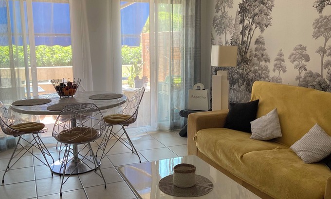 Frejus Port Apartamento | Seasonal rental Two-room apartment 48 m2 Frejus plage et du Port. Terrace 15 m2.