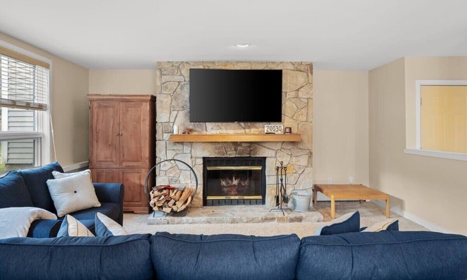 West Dover Condominio | Seasons Lodge | Trailside Condo w/ Fireplace!