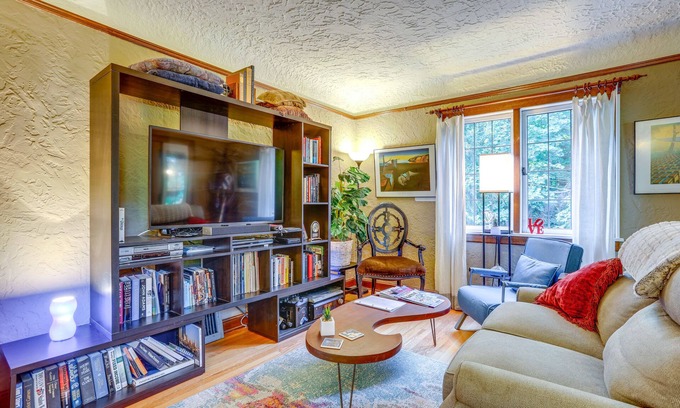 North Beach/Blue Ridge Cabaña | Seattle Home w/ Balcony: 1 Mi to Park & Water!