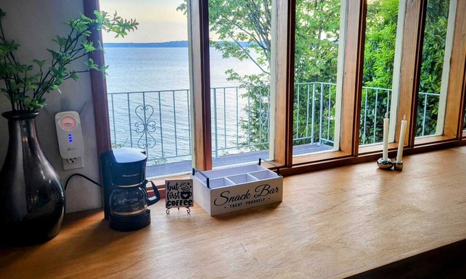 Magnolia Casa | Seattle Luxury Waterfront & Beach Access 2Beds