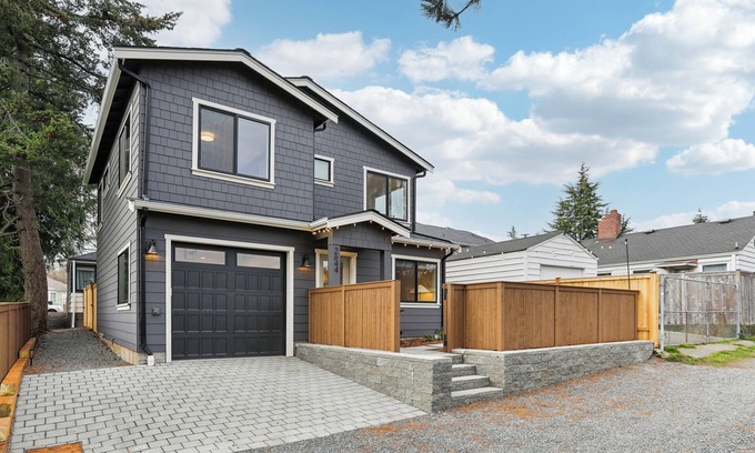 Southeast Magnolia Casa | Seattle Retreat, 3 bedroom 2.5 bathroom, Family Friendly near Magnolia Village.