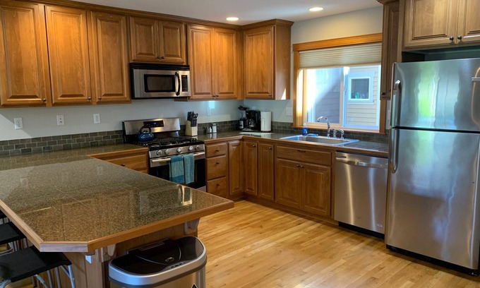 Old Ballard Casa | Seattle Vacation Home: Ballard Townhome - Impeccably finished 2 bedroom/2.5 bathrooms with parking
