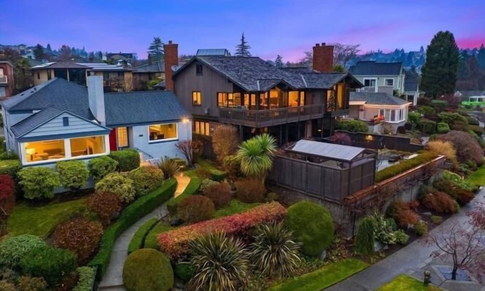 Magnolia Casa | Seattle Vacation Home: Magnolia home with a beautiful view!