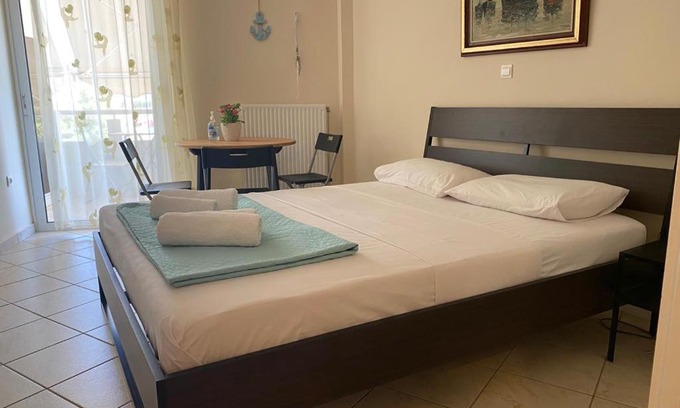 Anavyssos Apartamento | Seaview 2nd flr. apt. next to the beach, wifi,a/c,p/c media.