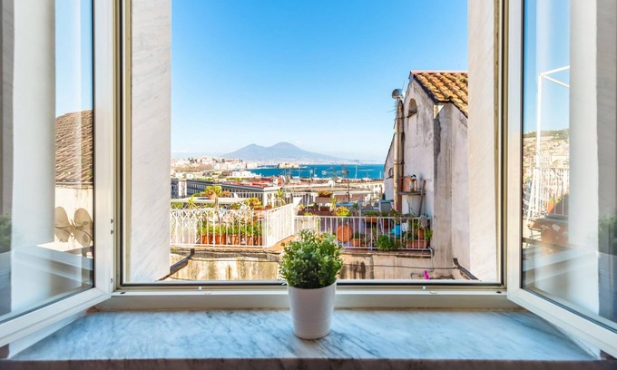 Mergellina Apartamento | Seaview Apartment in Posillipo by Wonderful Italy