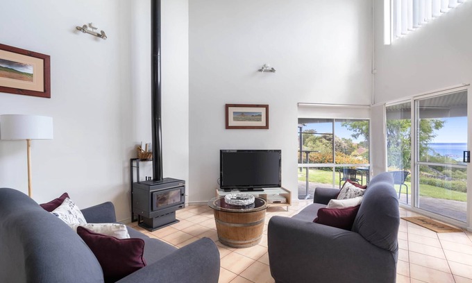 Peppermint Grove Beach Casa | Seaview Town House by Peppy Beach Retreats® (6 Adults), Town House