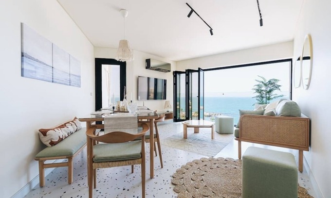 San Stifano Apartamento | Designer Seaview Condo in Gleem