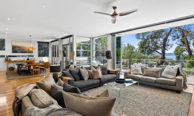 Lorne Casa | Seaview House - Location, space and class