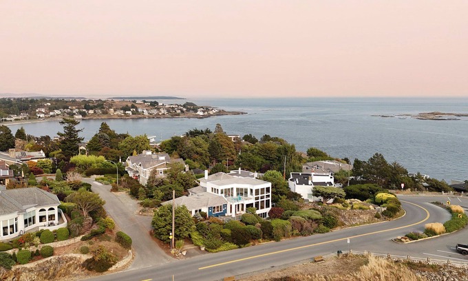 Oak Bay Casa | Seaview Oasis