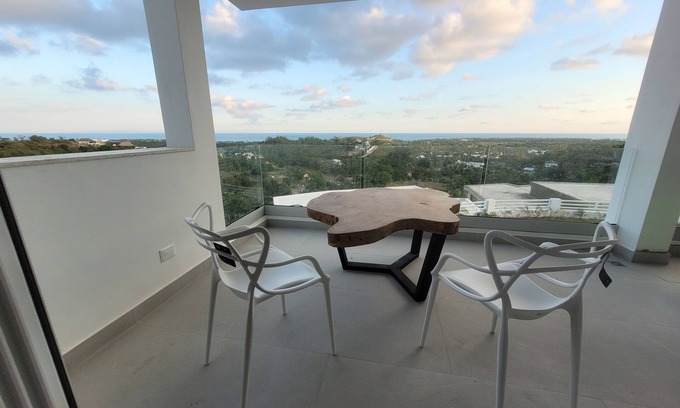 La Ceiba Villa | Seaview queen room with 2 shared bathrooms