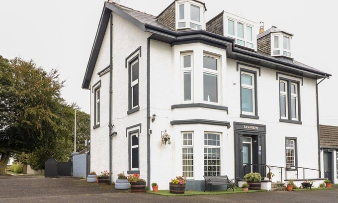 Carnoustie Cabaña | SEAVIEW WELLNESS RETREAT, pet friendly, with hot tub in Carnoustie