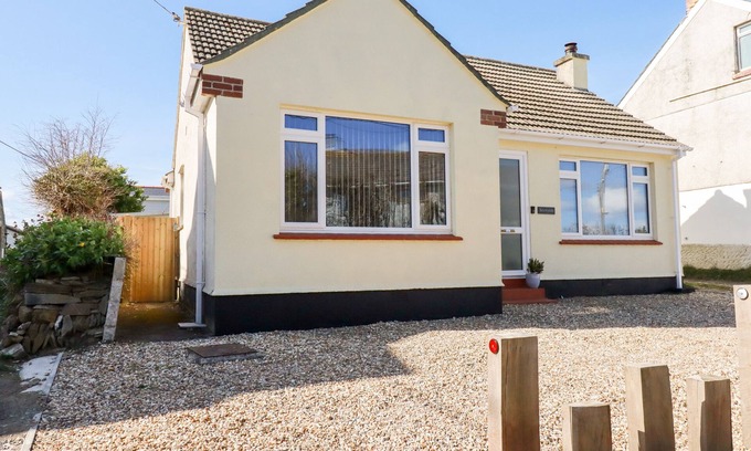 Crantock Cabaña | SEAWYNDS, pet friendly, character holiday cottage in Crantock