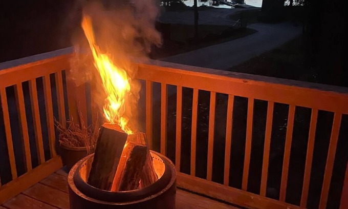 Standish Cabina | Sebago Lake Retreat - Sunset Views, Fire Pit, Family Fun