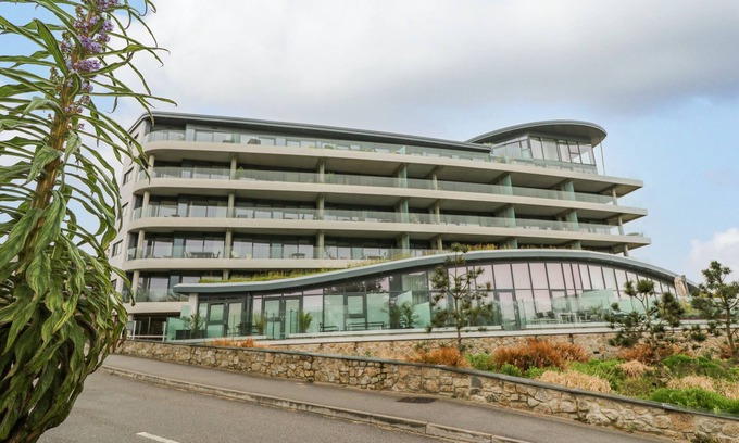 Maenporth Cabaña | SEBASTIAN'S VIEW, family friendly, luxury holiday cottage in Falmouth