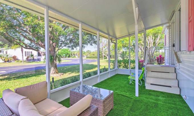Sebastian Cabaña | Sebastien Cottage w/ Screened Porch, 5 Mi to Beach