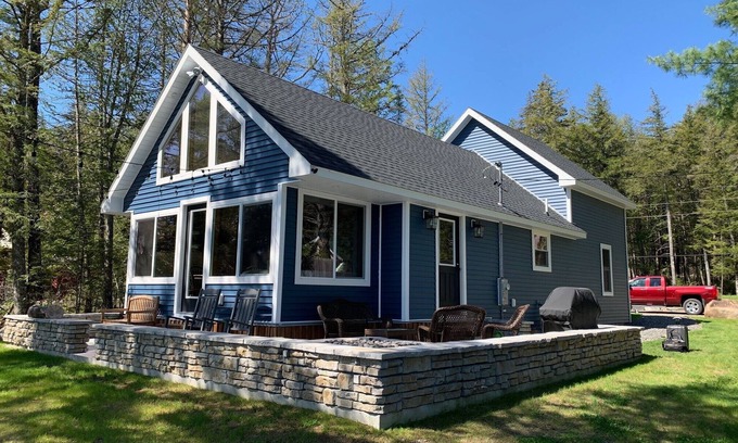 Dover-Foxcroft Cabina | Sebec, Maine Lakefront Retreat – Modern Comfort & Four-Season Adventure