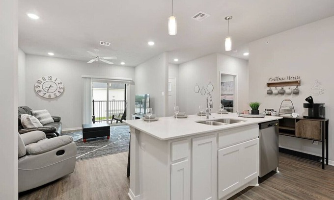 Bryan Condominio | SEC Station ~ Efficient & Cozy for a small group!