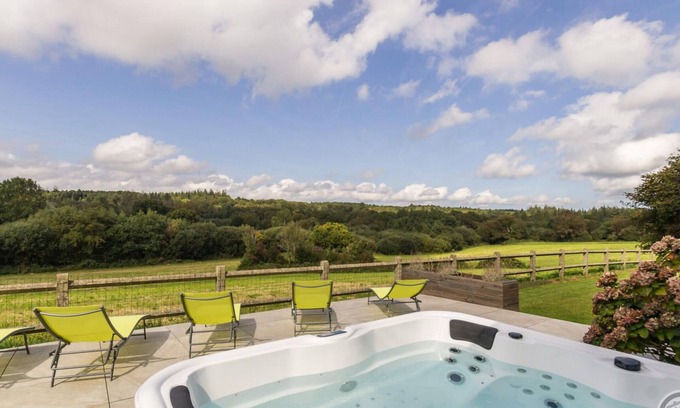 Saint-Germain-de-Tournebut Cabaña | Casa aislada con spa privado, futbolín, chimenea y recarga eléctrica