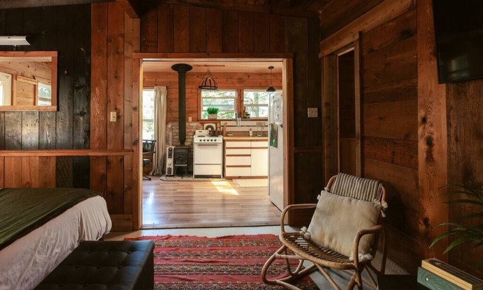 Lakeside Cabina | Secluded 1-bedroom lakefront cabin in Lakeside, OR. Ideal for writers or couples seeking solitude. Features a King bed, wood stove, kayak for 2, and stargazing from your private dock.