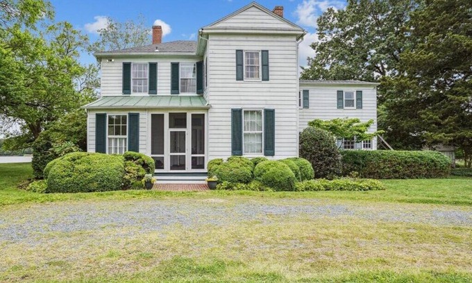 Unionville Casa | Secluded 1870s farmhouse full of historic charm + breathtaking waterfront views!