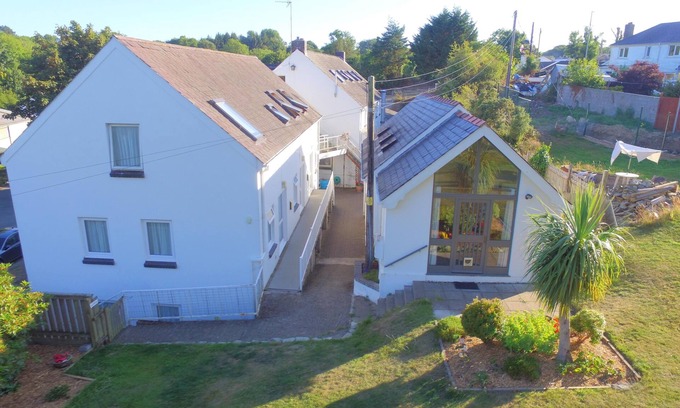 Goodwick Cabina | Secluded 2 Bed Lodge in coastal village Goodwick