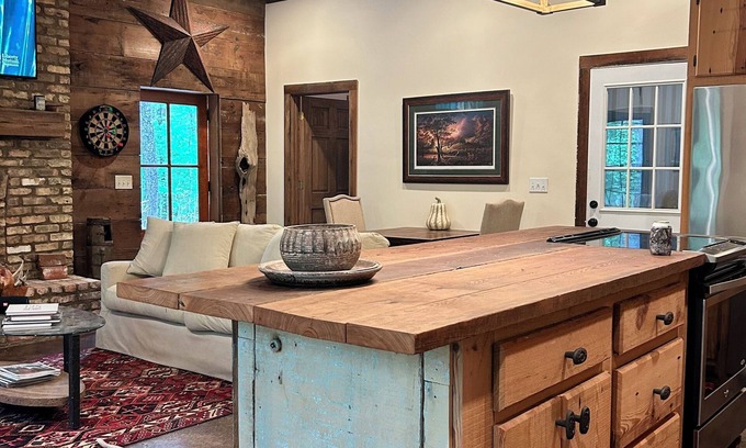 Oxford Cabina | Secluded 2 Bedroom Cabin 12 miles from the Square and Ole Miss Campus