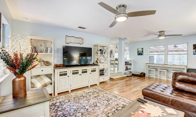 Crestview Casa | Secluded 2-Home Getaway on < 13 Forest Acres!