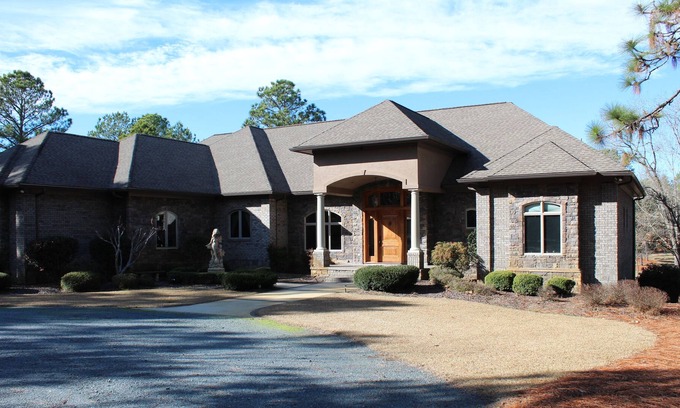 Southern Pines Casa | Aislado 22 ac con 6,500 pies cuadrados casa 4 BR / 5 BA piscina, cubierta 2 ½ ac estanque, área para niños