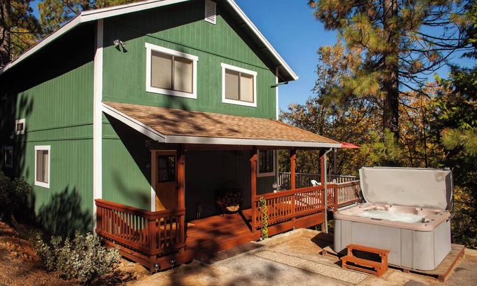 Altaville Cabina | Secluded 3-bedroom cabin, Hot Tub, pet friendly, EV charger in delightful Arnold