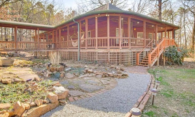 Clarksville Cabina | Secluded 3-bedroom cabin in serene Clarksville, close to local amenities.