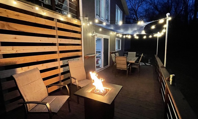 Lake Geneva Casa | Secluded 3 bedroom Villa, Patio, BBQ + EV charger- Sleeps 9 max
