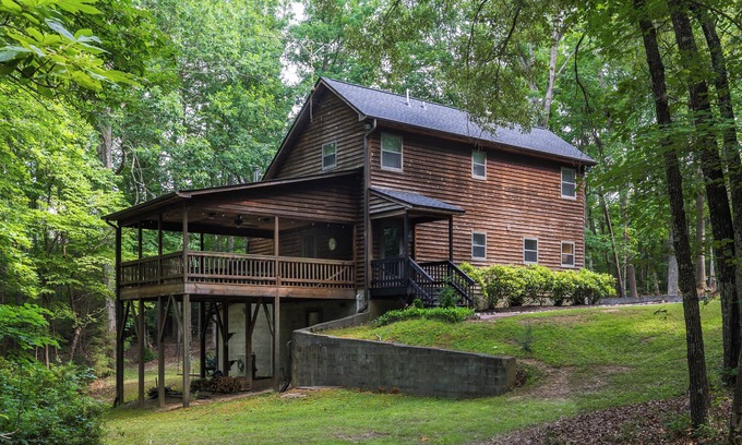 Burlington Casa | Secluded 3 BR 2.5B Retreat on Lake & 10 Acres near Elon University