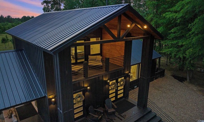 Broken Bow Cabina | Secluded 3BR: 2 King Beds, Hot Tub, Arcade, Deck