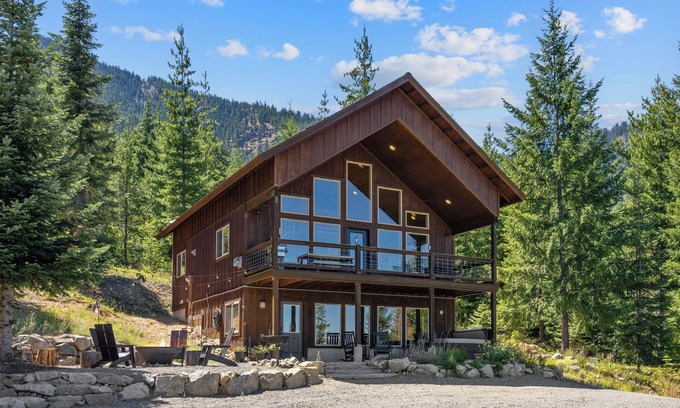 Cle Elum Cabina | Secluded 4-bedroom Cabin Retreat with Game Room, AC, Hot Tub and Amazing View