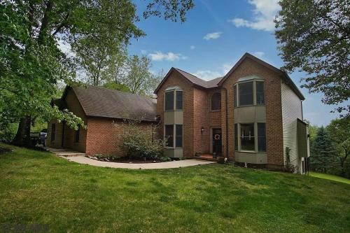 State College Casa | Secluded 4 bedroom with hot tub minutes from campus