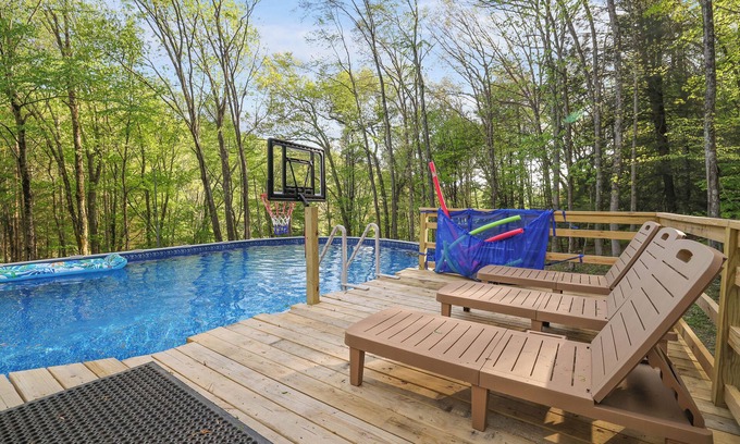 Effort Casa | Secluded 4 BR-Heated Pool/Hot Tub/Game Room/Fishing Pond/Huge Deck/Fire Pit!